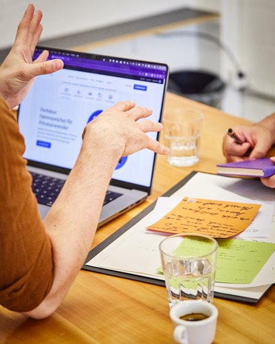 Besprechung mit der Webagentur im Sitzungszimmer